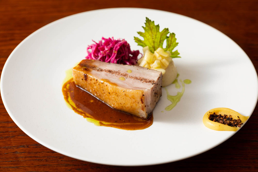 「アグー豚のロース　ジェニパー風味　根セロリのピュレと赤キャベツの酢漬け　レモンペーストとにんにくの炭」