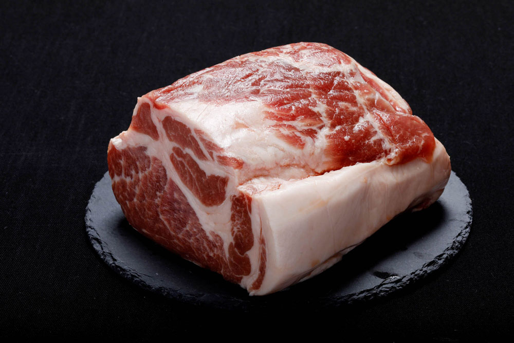 アグー豚は皮下脂肪が厚く、肉量は総じて少なめ。脂は上品な甘味があり、旨味成分のグルタミン酸を豊富に含む肉質。脂の融点が低いため、口の中でとろける舌触りが楽しめる。脂特有の重いくどさはなく、霜降り肉でも食後感は軽やか。