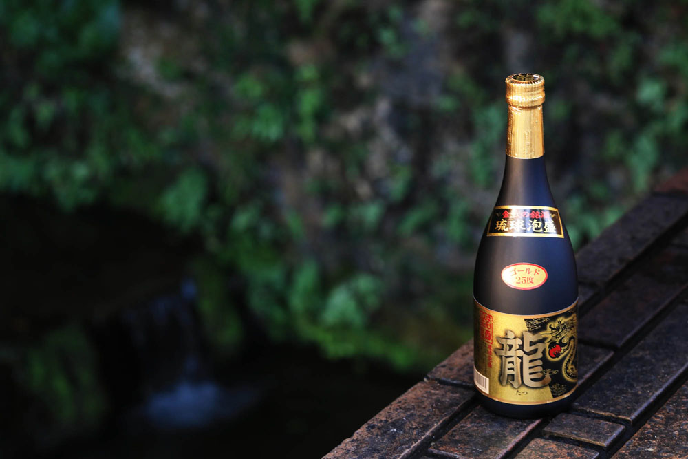 代表銘柄の「龍」は、仕込み水に硬水の金武大川水系の水を使用。１年貯蔵のレギュラー酒から鍾乳洞貯蔵の古酒まで、12種類のラインナップを揃える。鍾乳洞の近くには、1日1000トンの水が湧き出る指定文化財の共同井泉“ウッカガー”も。