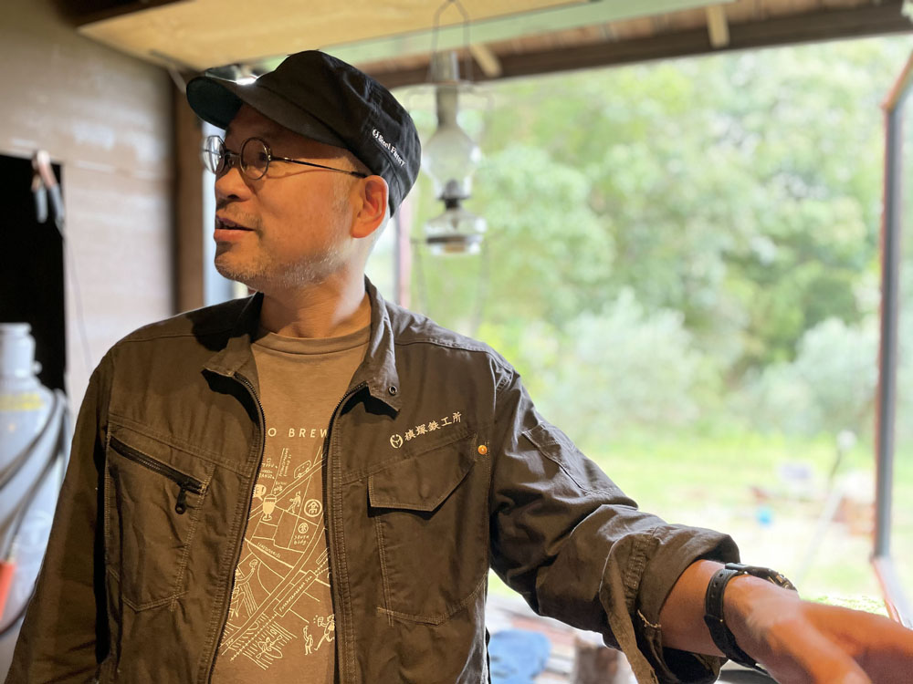 農場内の倉庫を改装し、工房にした槇塚鉄工所専務・讃岐鉄器の鍛冶職人・槇塚登さん。知人の紹介で澳オリーブ園に出会い、景観に一目惚れ。