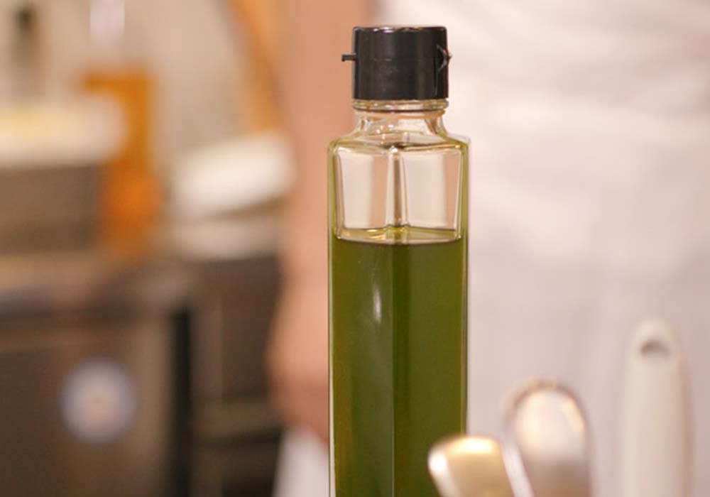 漉す前だとすぐに傷んでしまうので、その場その瞬間でしか味わえないスペシャルなオイル。