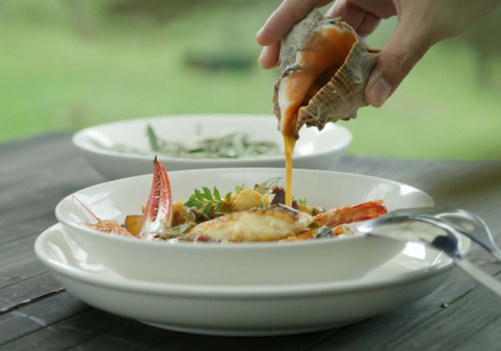 ディナーの１品。クルマエビ、ワタリガニ、マダイ、ニシガイ、ハリイカ、真ダコ、ツルムラサキなどに、タイのアラとワタリガニの殻のだしにペルノーを合わせたブイヤベースソースをかけて。