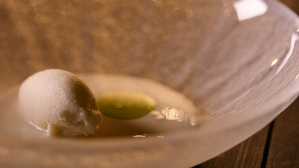 青リンゴのジェラート。セロリとライムのジュース、牛乳にローリエで香りづけして澳オリーブオイルと合わせて。あえて生クリームを使わない氷菓でオリーブオイルの香りを際立たせた洗練された味のデザート。