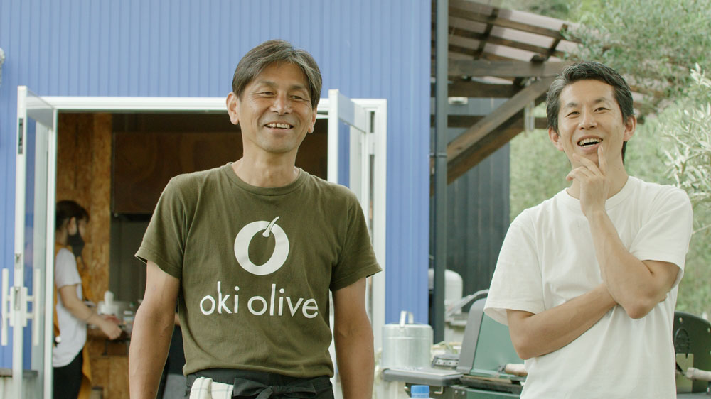 「カツオとオリーブオイルと合わせると鉄臭さが強調される。貝類はオイルを垂らすと磯臭さが消えてしまうため、好みが分かれる」。オイルとの相性の良し悪しを実験の発表のように嬉々として語る澳さん。