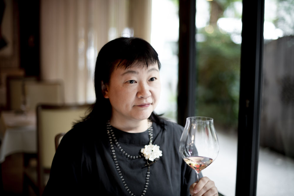 料理家　重信初江さん 調理師学校の助手を務めた後、料理家のアシスタントを経て2004年独立。和食からイタリアン、洋食、韓国など様々なジャンルに広がる「日本の家庭料理」を、日常的な素材で作りやすいレシピに落とし込み人気を集める。NHK「あさイチ」「きょうの料理」などのテレビ番組に出演するほか、雑誌や広告などでも活躍。著書多数。