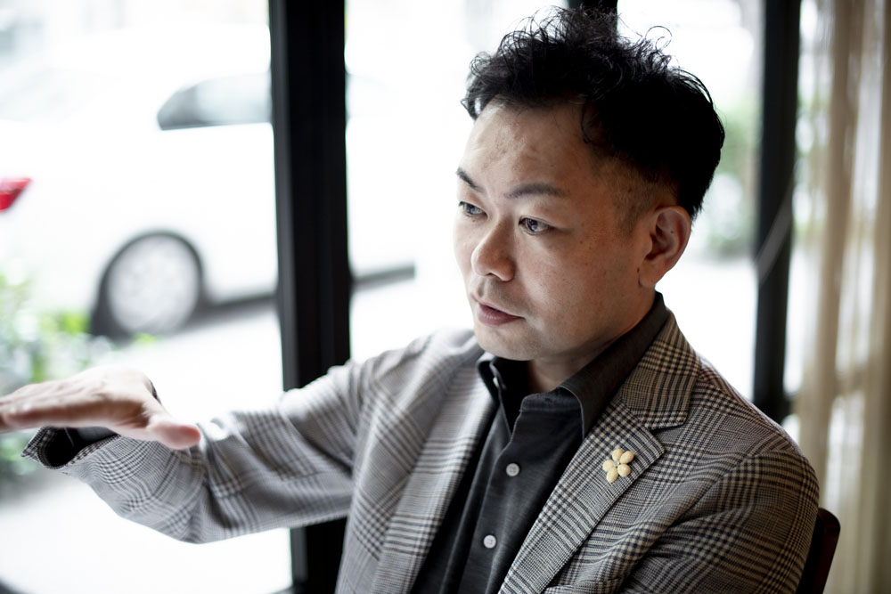 横浜「ラ・テンダ・ロッサ」エグゼクティブ・ソムリエ　永瀬喜洋さん 地元名古屋でイタリアワインの道へ。2001年イタリアに渡り、レストランでソムリエとして働きながら全20州のワイン生産者を訪ね見聞を広げる。2008年、西麻布「ヴィーノ・デッラ・パーチェ」に入店し、故内藤和雄氏に師事。2014年「第８回 JET CUP イタリアワイン ベスト ソムリエ・コンクール」優勝。白金「ラ・ソスタ」を経て2018年独立。ワインスクール講師や飲食コンサルタント事業を手掛ける。