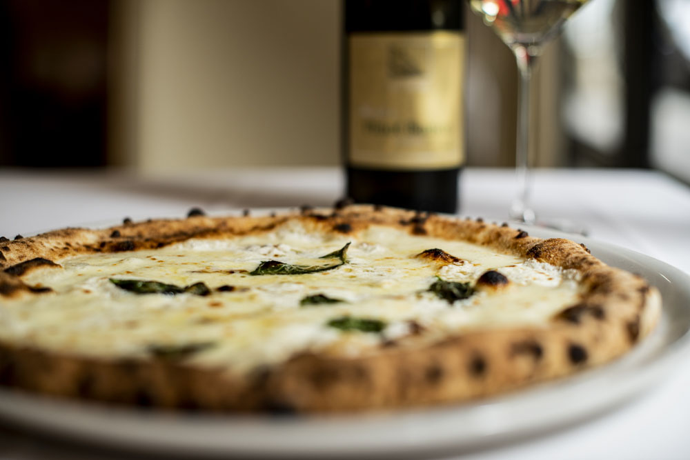 料理：薪窯で焼くクリスピーな「山羊チーズのピッツァ ビアンカ」