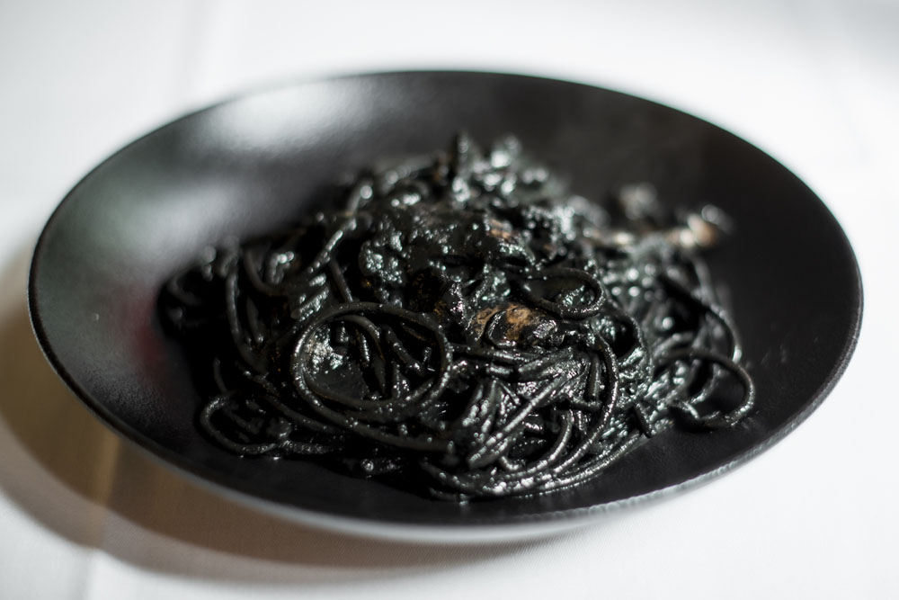 料理：「イカスミのパスタ」のヨード香にタンニンのやわらかなスキアーヴァが驚きの相性。