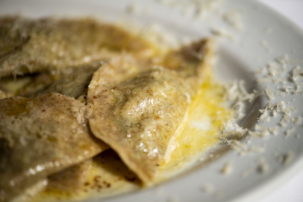 料理：「ほうれん草とリコッタのラビオリ　アル　ブッロ」はナッツメグと焦がしバターが隠し味。