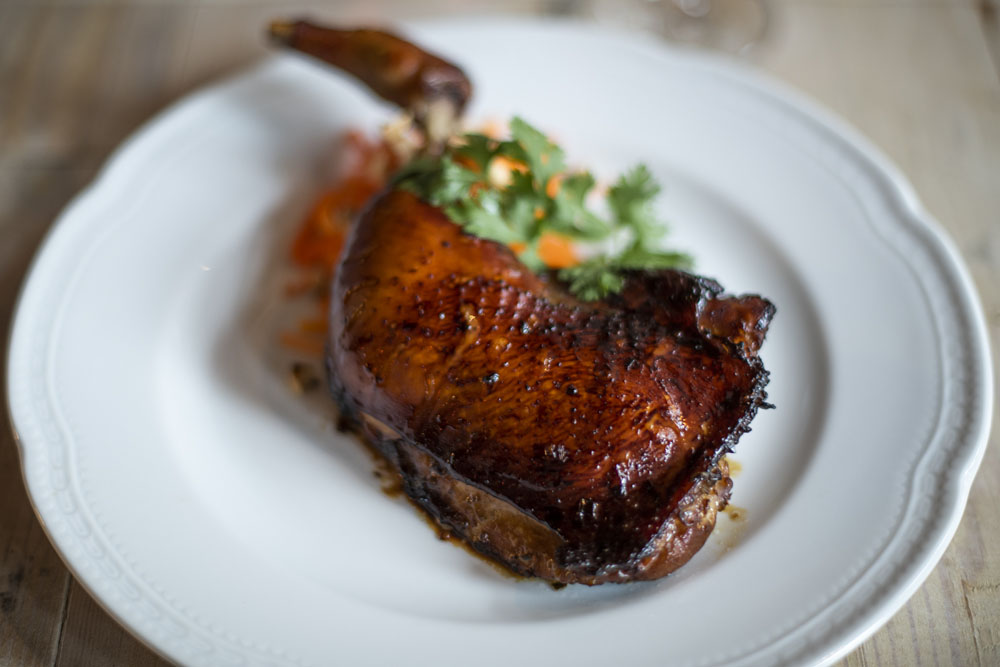 料理：「ワイン場CataCata式ハーブの香るガイヤーン」 ナンプラー、シーズニングソース、シーユーダム、オイスターソースにショウガやタイハーブを刻んで加え、鶏モモ肉を1日漬けて高温で焼き上げる。