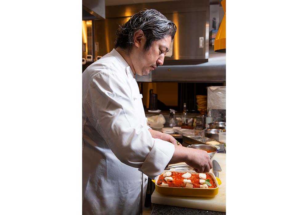 辻調理師専門学校卒業後、伊・ナポリ「カンティーナ・ディ・トゥリウンフォ」や南部のソレント半島「トッレ・デル・サラチーノ」など、約５年間イタリアにて経験を積む。2002年ナポリ料理店として独立。2014年移転リニューアル。著書に「ナポリ野菜料理　－南イタリア、美味の知恵」（柴田書店）。