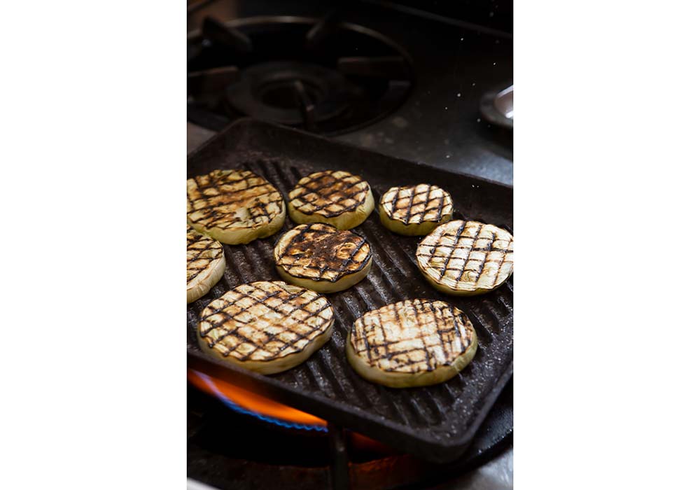 ［２］熱したグリルで、ナスを一気に焼く