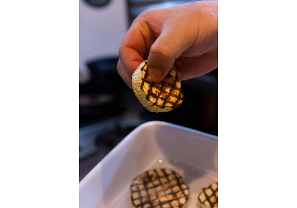 焼けたものからバットに並べ、ニンニク、唐辛子、オレガノ、ビネガー、オリーブ油をかける。触ると表面に張りがあり、くたっとしていない。みずみずしさが残っているのが理想。