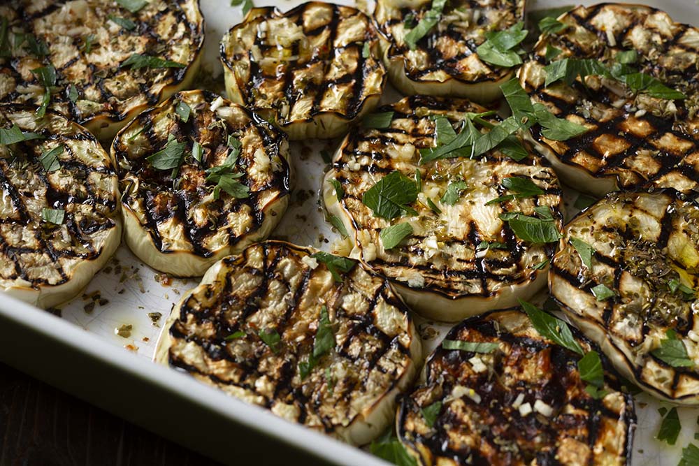 マリネにした時に油っぽく仕上がらないように、表面はしっかり焼き目を付けつつも、中はみずみずしさが残る仕上がり。