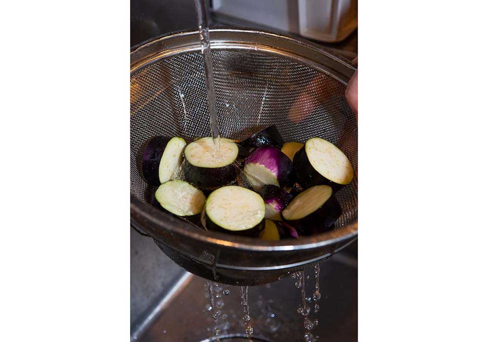 ［１］ナスを切り、水にくぐらせる