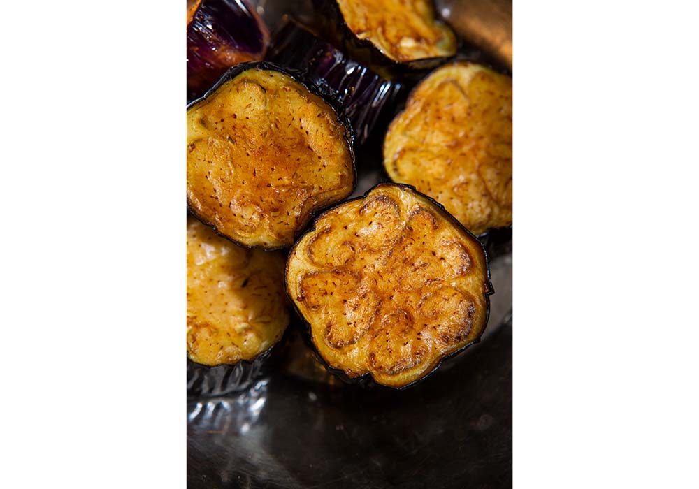 熱した油の中に、１の半量を入れる。１分ほどしたらひっくり返して、表面がこんがりとキツネ色になるまで３～４分、時々返しながら揚げる。 POINT:ナスはクタクタにならず、でもしっかりと中まで火が入るように。揚げ上がりはきれいなキツネ色で、表面に油がにじんでいない。 ［３］調味料をかける