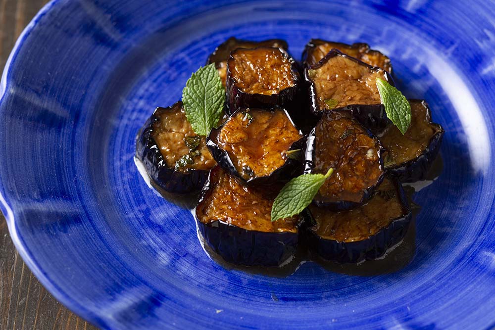 ミントの香りが印象的な暑気払いの料理。ナスを味わうというよりは、一体感こそがおいしさで、ナスやミント、酢や油などのそれぞれをあまり感じさせないのが理想。
