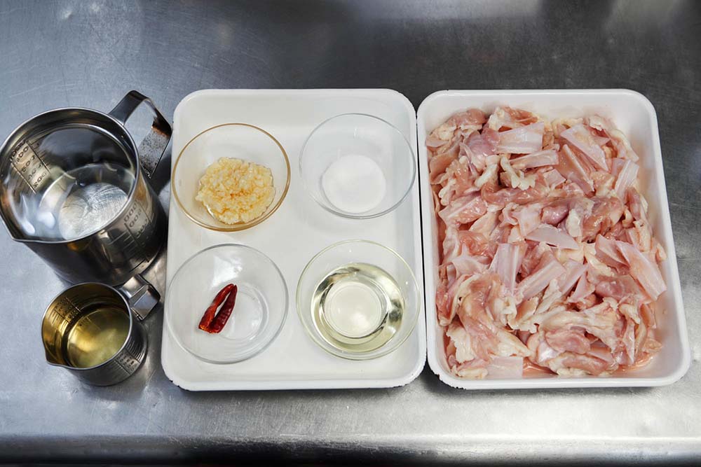 「鶏軟骨のアーリオ・オーリオ」材料