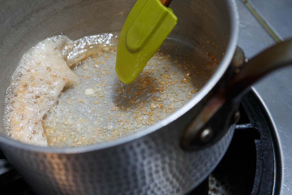 鍋でにんにくを炒める