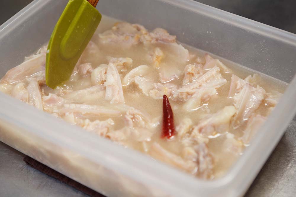 ヤゲン軟骨を容器に移す