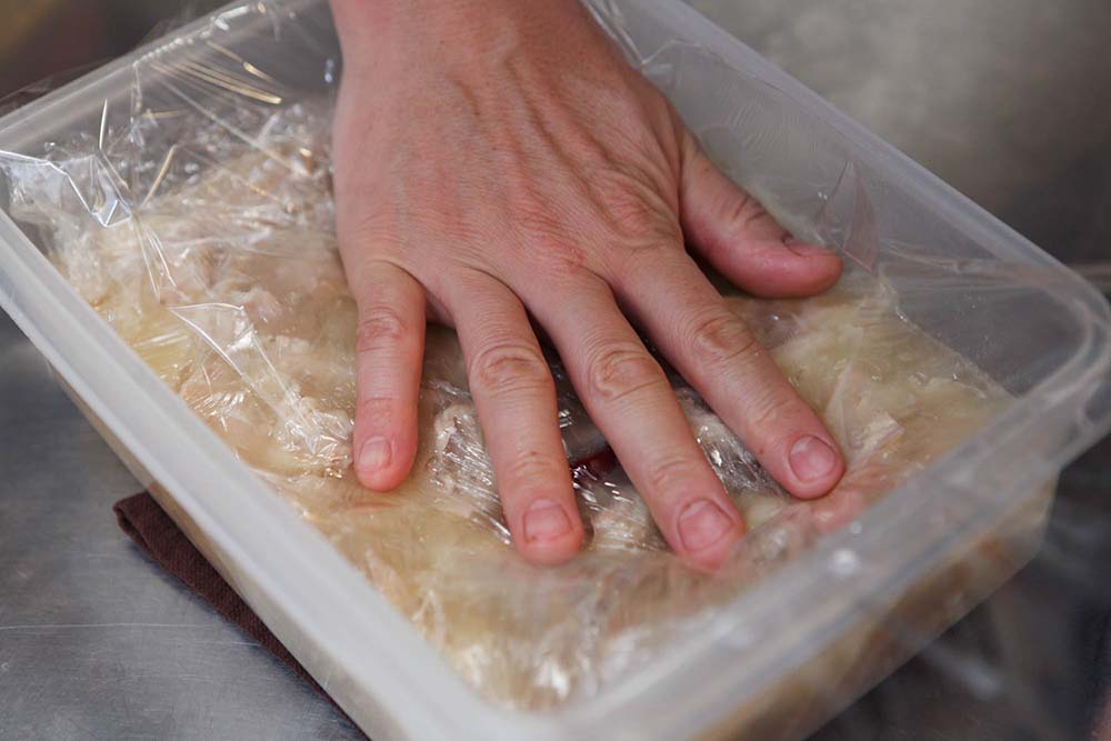 ラップを密着させて一晩置く