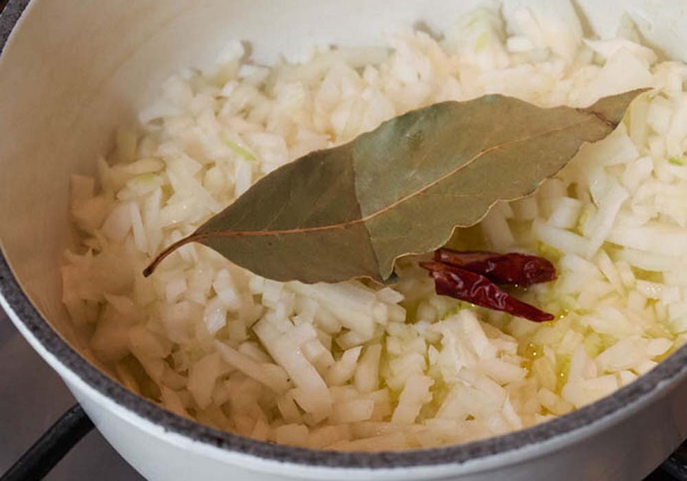 [２] タマネギを蒸し炒めする