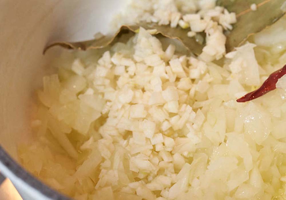 [３]ニンニクを加える