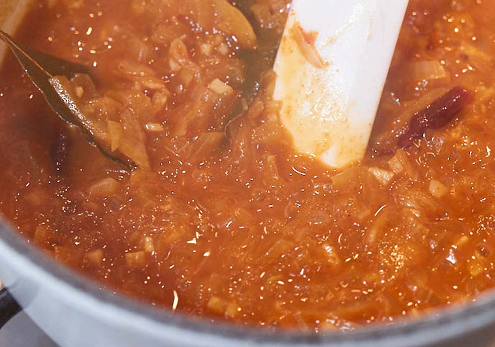 [４] ワインとスパイスを加える