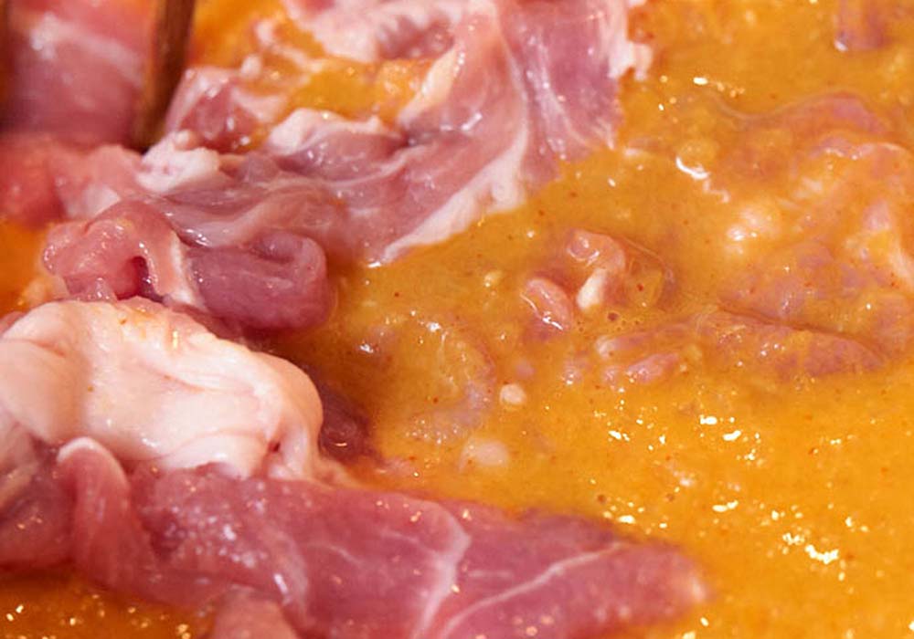 [６]肉をほぐしながら加える