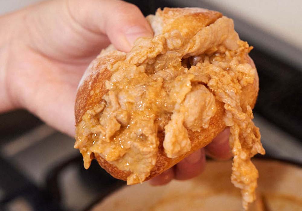 [８] パンに肉を挟む