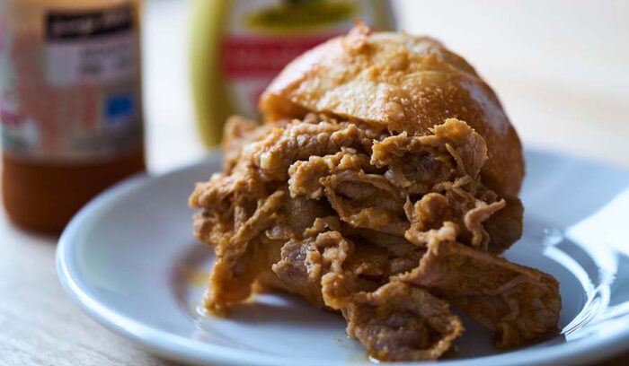 ピリ辛豚肉をつゆだくで。ポルトガルの煮込み肉サンド「ビファーナ」