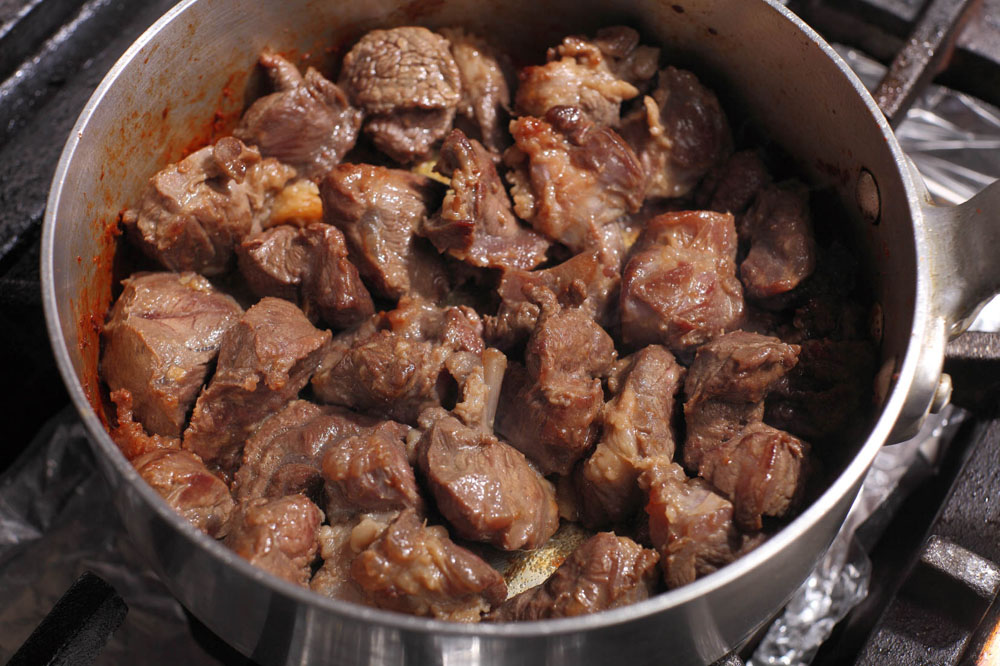 中火に落とし、約10分程度加熱し、肉に焼き色をつける。 [５]鍋底の汁が透明になる