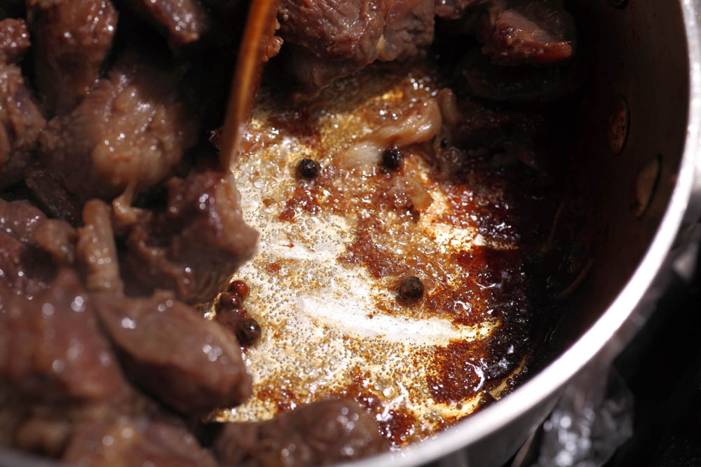 鍋底の液体が、透明になってきたら頃合い。 [６]トマトピュレを加える