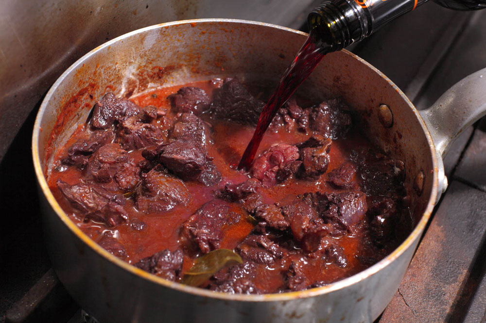 [７]赤ワインを加える