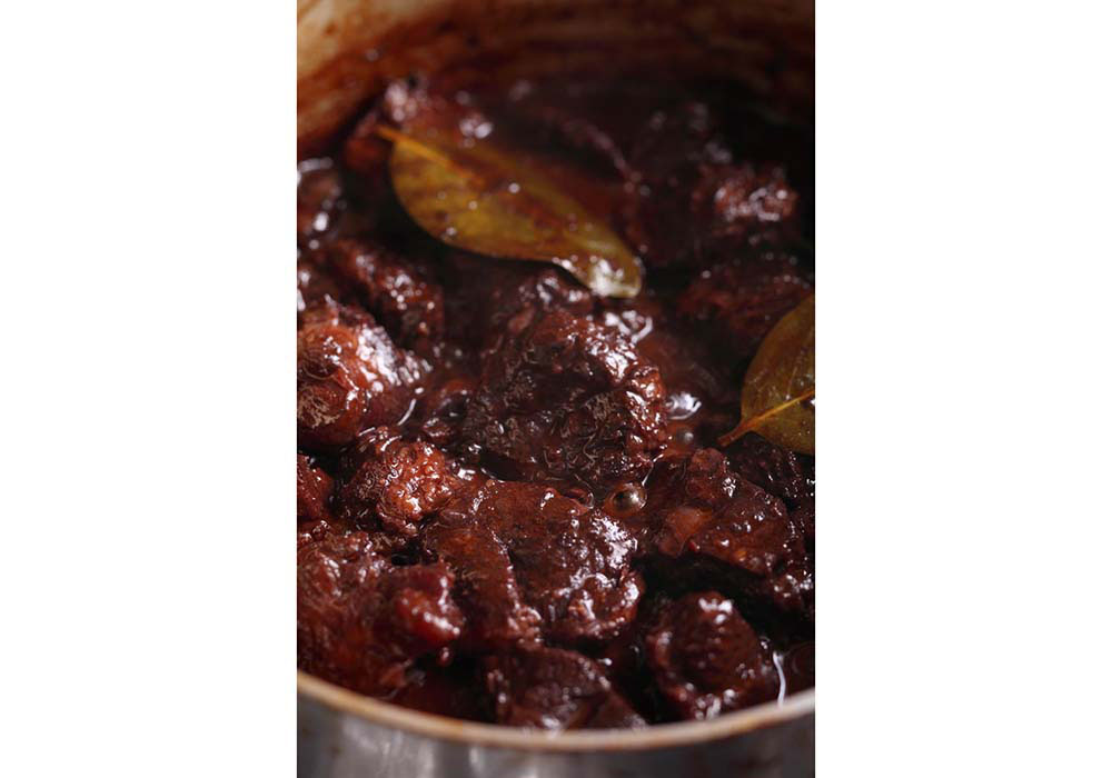 途中で赤ワインを足しながら、少し歯応えが残りつつ、やわらかくなるまで、約３時間煮込む。 [９]完成