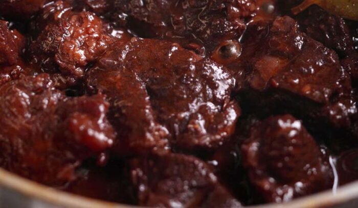 スーパーの無名な肉を絶品に。トスカーナの赤ワイン煮込み「ペポーゾ」