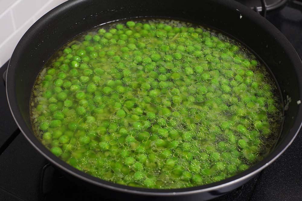 [２]グリーンピースを加える