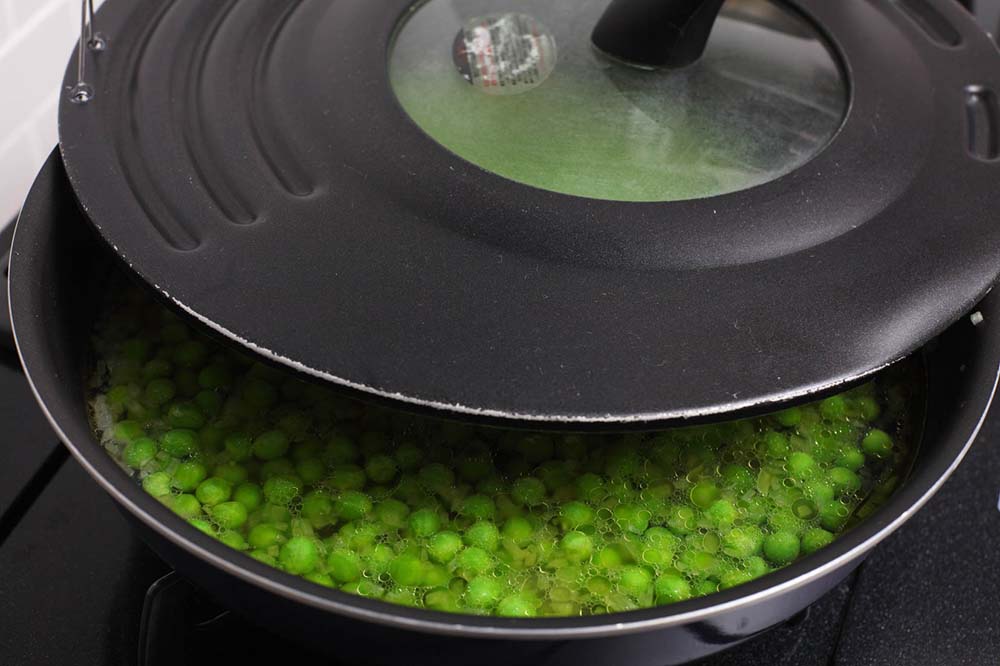 蓋をしたらすぐ弱火に落とし、水分がなくなるまで煮込む。１時間半が目安。 POINT:水分の多い野菜の場合は水を加えない。 [４] 10分前に蓋を取って木ベラで混ぜ、水分がなくなったら、バターと塩を加え、さらに煮込む。