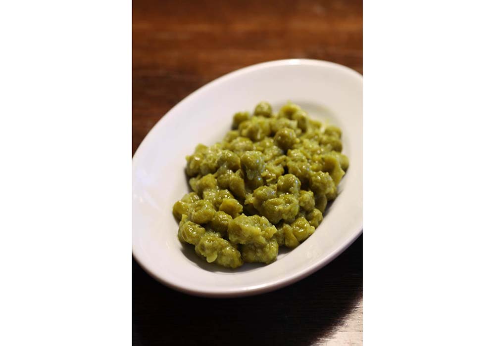 ５分もあれば火の通るグリーンピースを１時間以上蒸し煮に。その先には、時間にしか作れない、感動の味が！