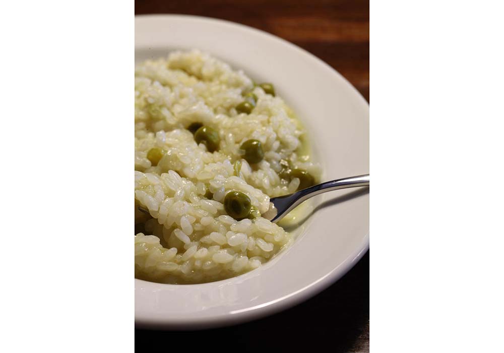 溶き卵に塩とトリフォラーティを加えてよく混ぜ、厚さ２cmほどに焼き上げたフリッタータ。しっかり火の入ったトリフォラーティはフリッタータの味わいに深みをプラスする。 【展開例２:リゾット】