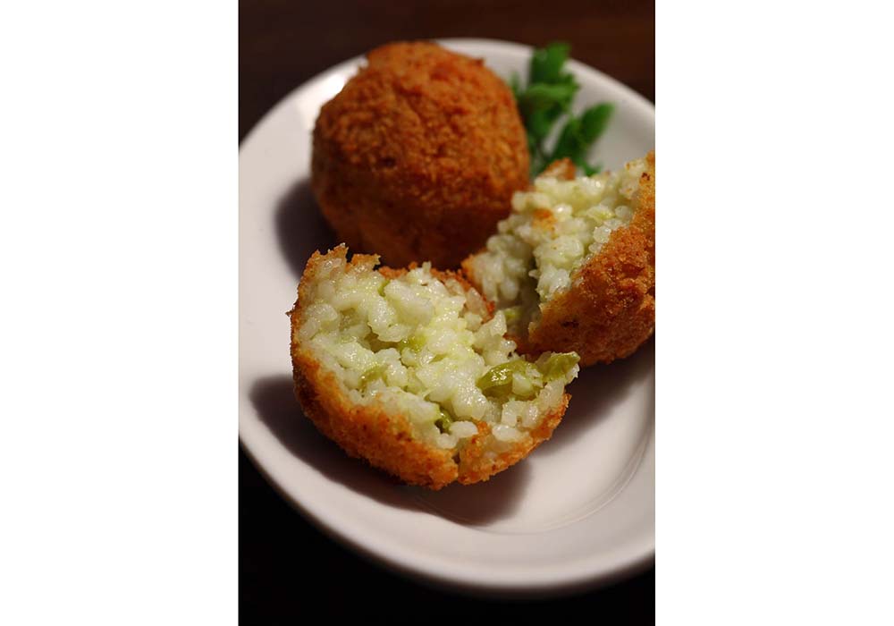 ヴェネトのバーカロではリゾットは作り置いて、温めて出すのが一般的。余ると、翌日はゴルフボール大に丸め、パン粉を付けて揚げる。食べ物をおいしく食べきる知恵の象徴だ。