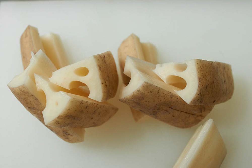 レンコンを切る