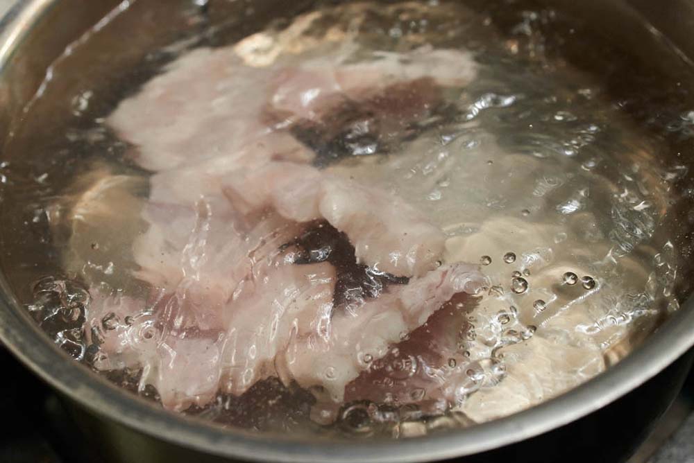 豚肉をゆでる