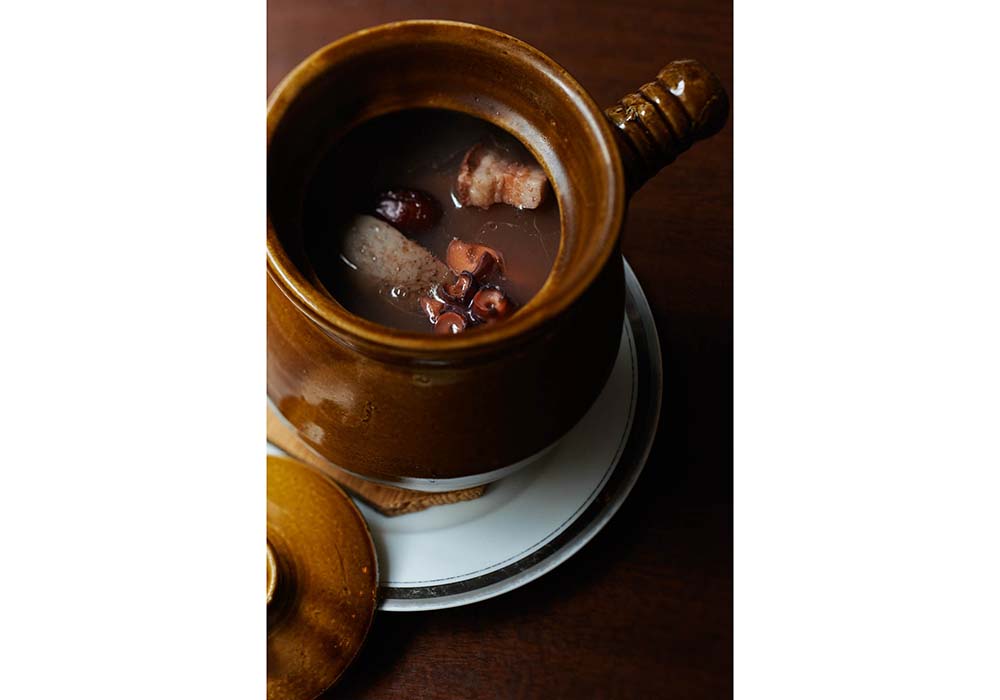 レンコン、タコ、豚バラ肉、シイタケ。この４つの主素材を水から土鍋でじっくり炊いていくだけ。塩もしないが、素材同士から出る旨味、甘味、香りで実に滋味深い味わいに。