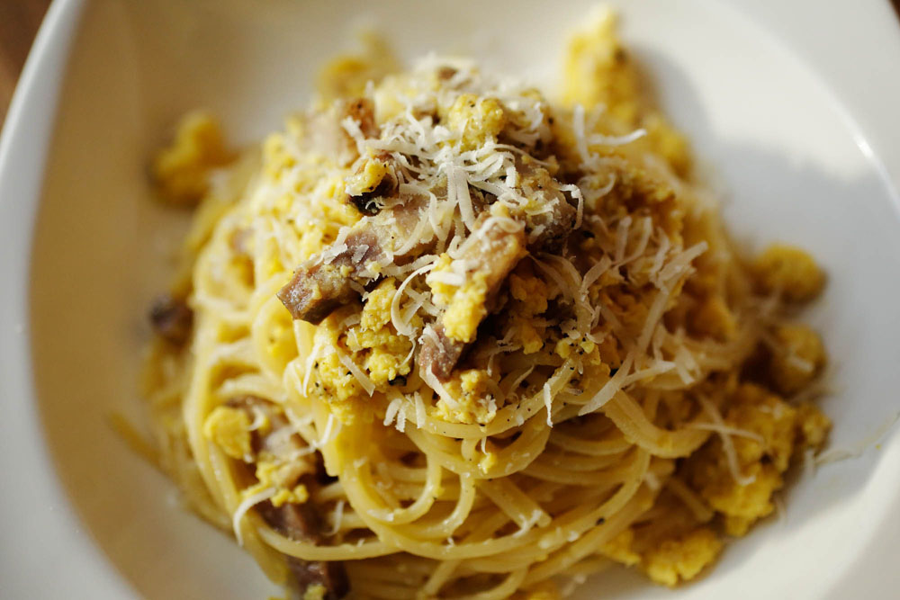 料理の展開例：卵に火を入れ切ったカルボナーラ・・・煎り卵状のカルボナーラは、昔、シェアハウスで暮らしていた時、イタリア人の絵描きが実家の食べ方として作ってくれたもの。パンチェッタの旨味を吸ったそぼろ状の卵が妙に後を引く。 ◆展開例：パスタ、サンドイッチ、スープ、グリルなどに