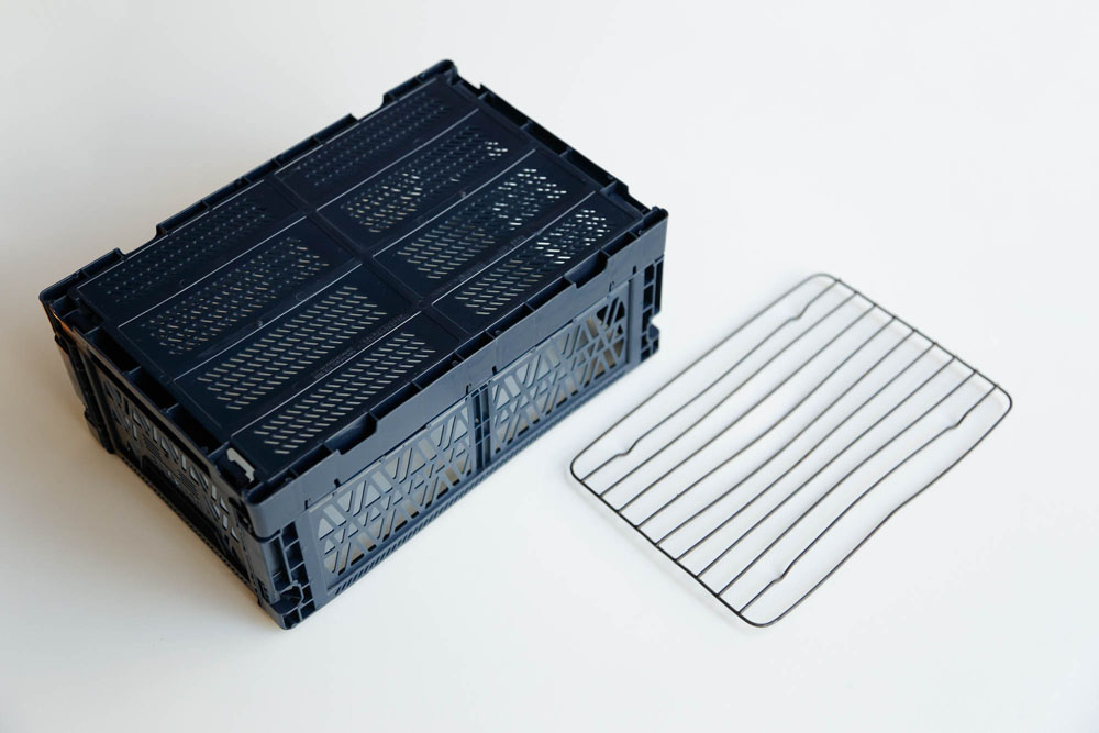 通気を助ける道具 乾燥、熟成の際、水気がたまらないよう、肉は必ず網の上に置く。通気を妨げない、ほどよい隙間のあるカゴで覆い、埃から肉を守る。