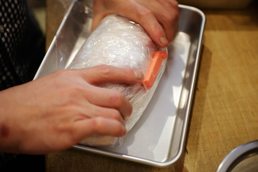 空気を抜いて口を閉じ、ビニール袋で二重にする。脂身を下にして、冷蔵庫で５日間塩漬けする。