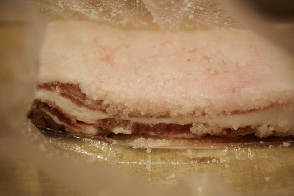 塩の一部は溶け、残った塩も透明な状態になっている。