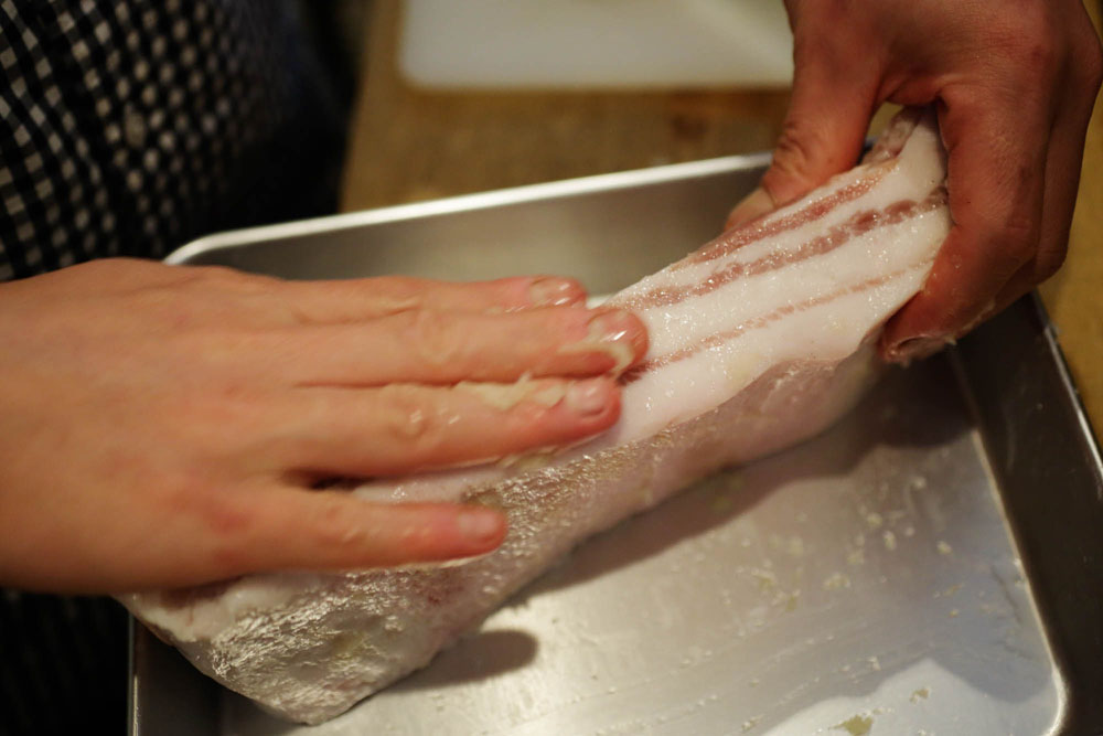 肉の全面にニンニクをよくすりこむ。