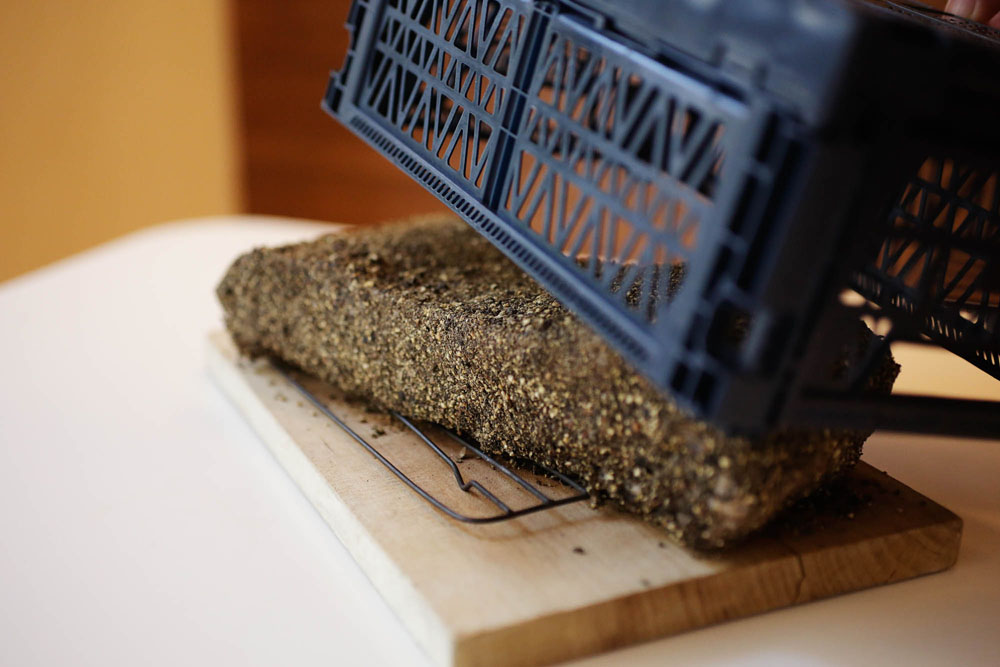 網に置き、10℃以下の風通しのよい所に約１カ月置く。毎日１回上下を返し、表面が硬くなったら完成。